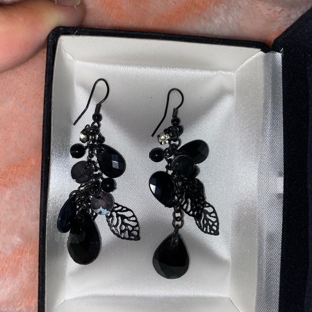 ▪️Old Navy Black Fern Earrings▪️